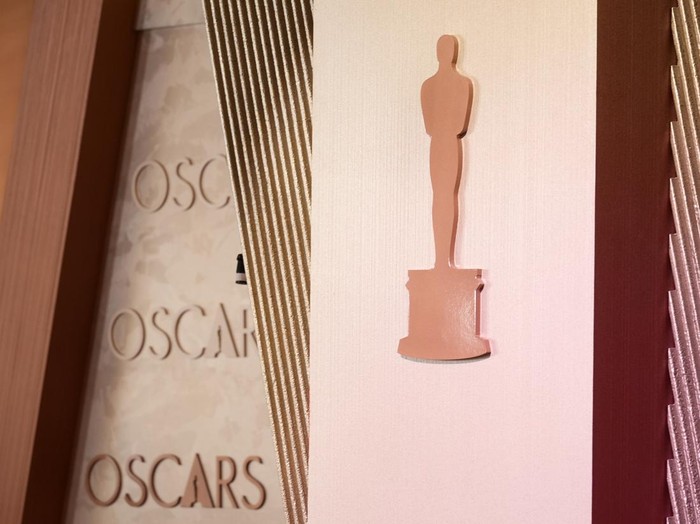 An Oscar logo is pictured in the red carpet area for Sundays 97th Academy Awards at the Dolby Theatre on Thursday, Feb. 27, 2025, in Los Angeles. (AP Photo/Chris Pizzello)