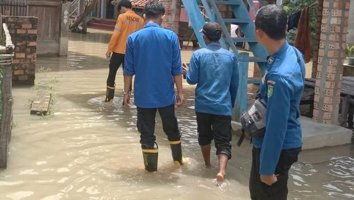 Personel BPBD memantau lokasi banjir di Payuputat, Prabumulih.