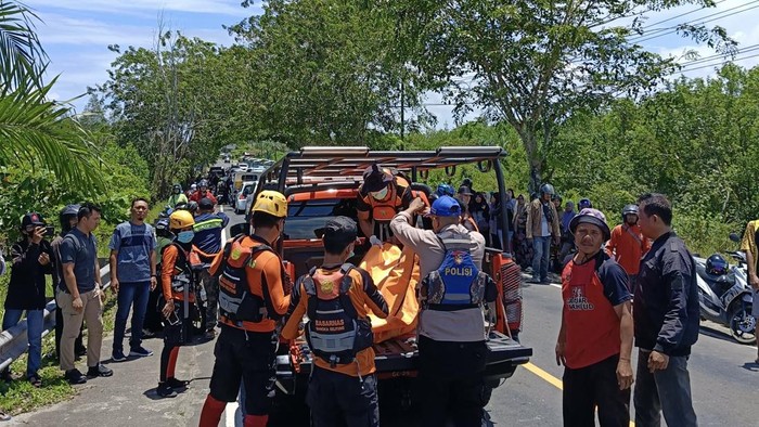 Petugas saat melakukan proses evakuasi korban yang ditemukan tewas mengapung