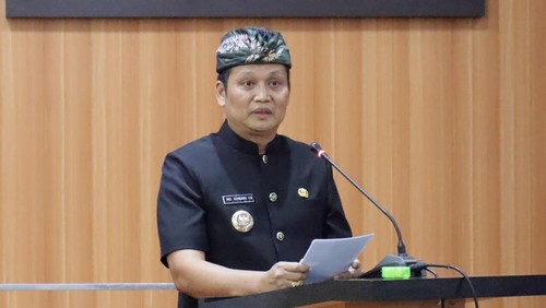 Bupati Jembrana, I Made Kembang Hartawan, saat menyampaikan pidato perdananya dalam rapat paripurna IV DPRD Jembrana, Sabtu (1/32/025).