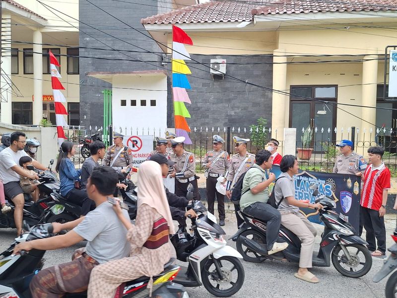 Polantas Polda Metro berbagi takjil (dok. Istimewa)