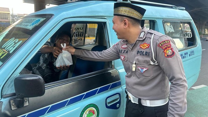 Polantas Polda Metro berbagi takjil (dok. Istimewa)