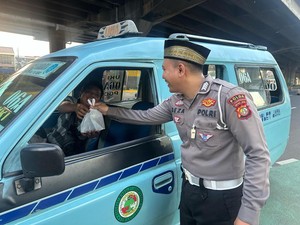 Sambut Ramadan, Polantas Polda Metro Bagi Takjil Selama Sebulan Penuh