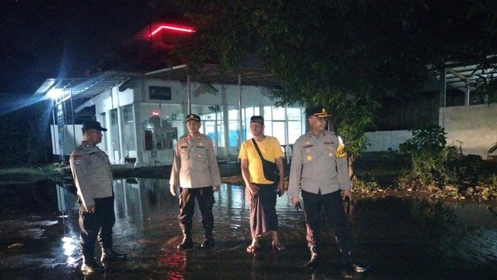 Polsek Candi Sidoarjo mengecek lokasi banjir di perum warga