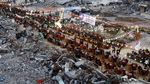 Potret Warga Palestina Bukber di Tengah Reruntuhan Bangunan