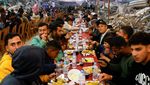 Potret Warga Palestina Bukber di Tengah Reruntuhan Bangunan