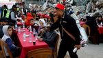 Potret Warga Palestina Bukber di Tengah Reruntuhan Bangunan