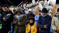 Warga Palestina melaksanakan salat tarawih di sekitar reruntuhan bangunan di Jalur Gaza, Sabtu (1/3/2025) waktu setempat.