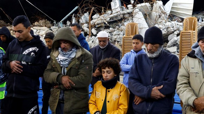 Potret Warga Palestina Salat Tarawih di Sekitar Reruntuhan Bangunan Serangan Israel ke Gaza mengakibatkan rumah, gedung hingga masjid hancur, Sabtu (1/3/2025). Warga Palestina pun harus melaksanakan salat tarawih di sekitar reruntuhan bangunan.