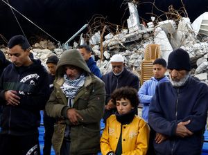 Warga Palestina Salat Tarawih di Tengah Reruntuhan Bangunan