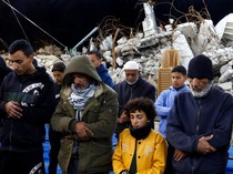 Warga Palestina Salat Tarawih di Tengah Reruntuhan Bangunan