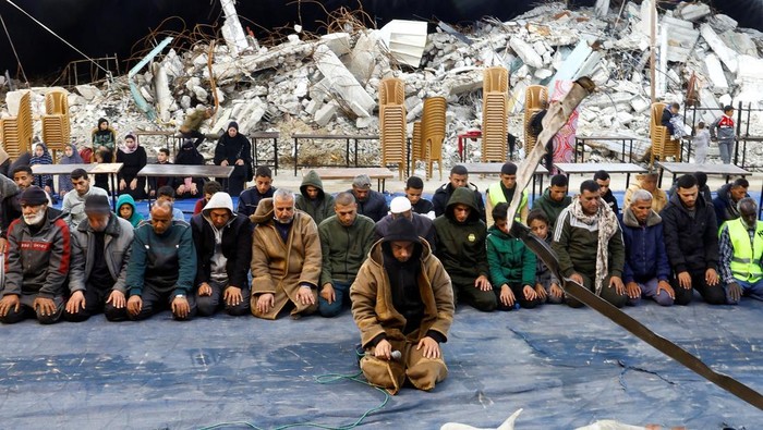 Potret Warga Palestina Salat Tarawih di Sekitar Reruntuhan Bangunan Serangan Israel ke Gaza mengakibatkan rumah, gedung hingga masjid hancur, Sabtu (1/3/2025). Warga Palestina pun harus melaksanakan salat tarawih di sekitar reruntuhan bangunan.