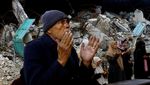 Warga Palestina Salat Tarawih di Tengah Reruntuhan Bangunan