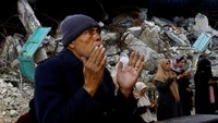 Warga Palestina doa bersama usai melaksanakan salat tarawih.