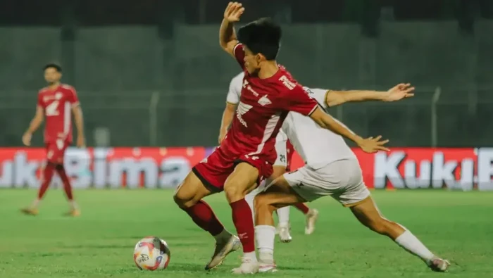 PSM Makassar Rizky Eka Pratama berduel dengan pemain belakang Madura United dalam laga Liga 1 2024/2025 di Stadion Gelora Bangkalan.