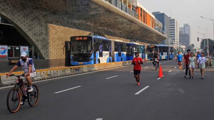 Sejumlah warga berolah raga saat pelaksanaan Hari Bebas Kendaraan Bermotor (HBKB) di Jalan MH Thamrin, kawasan Bundaran Hotel Indonesia, Jakarta, Minggu (2/3/2025). Pemerintah Provinsi DKI Jakarta tetap mengadakan program HBKB selama bulan suci Ramadhan. ANTARA FOTO/Reno Esnir