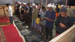 Potret Pengungsi Erupsi Gunung Lewotobi Salat Tarawih di Musala Darurat