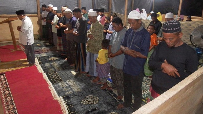 Salat Tarawih di Pengungsian Korban Erupsi Lewotobi Sejumlah umat Islam yang merupakan pengungsi terdampak erupsi Gunung Lewotobi Laki-laki menunaikan Shalat Tarawih berjamaah di musala darurat di posko pengungsian di Desa Konga, Titehena, Kabupaten Flores Timur, Jakarta, Sabtu (1/3/2025). Saat ini masih terdapat sekitar 5.000 warga yang mengungsi di hunian sementara (Huntara), pokso terpusat, maupun mandiri akibat terdampak erupsi Gunung Lewotobi Laki-laki yang kini berstatus level III atau siaga itu. ANTARA FOTO/Gregorio J Gilbert/app/YU