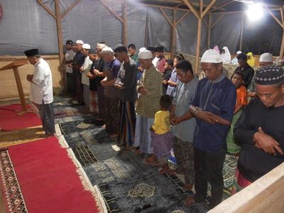 Potret Pengungsi Erupsi Gunung Lewotobi Salat Tarawih di Musala Darurat