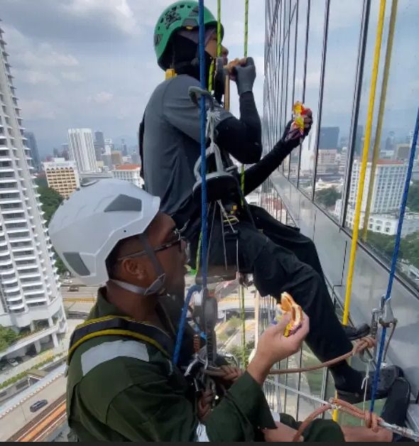 Santuy! Petugas Pembersih Kaca Gedung Ini Makan di Atas Ketinggian