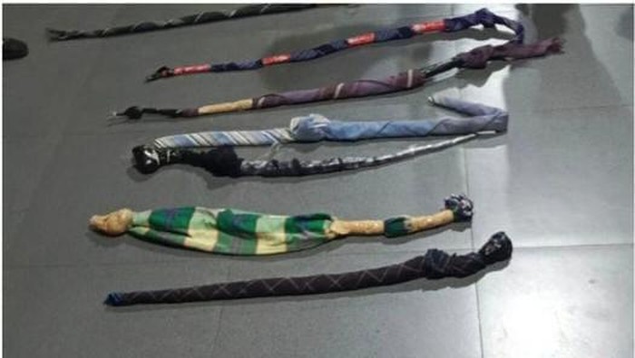 Sarung yang dimodifikasi pakai batu dan paku diamankan polisi dari 13 remaja