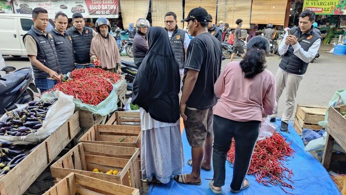 Satgas Pangan Polda Jambi mengecek harga kebutuhan pokok