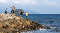 Sejumlah warga menunggu waktu berbuka puasa dengan mancing di pantai Lam Awe, Aceh, Minggu (2/3/2025).