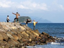 Serunya Ngabuburit Sambil Mancing di Pantai Lam Awe Aceh