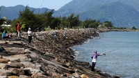 Selama ramadan, pantai itu ramai oleh warga yang ingin ngabuburit sambil mancing.  