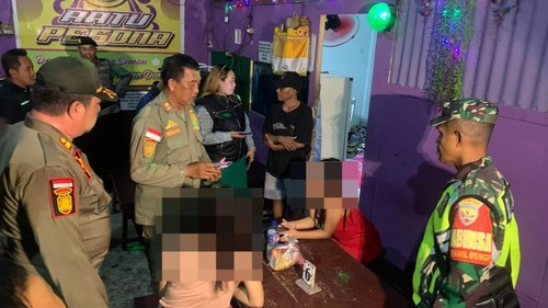 Petugas gabungan saat melakukan sidak di salah satu kedai atau warung remang-remang di wilayah Kecamatan Negara, Kabupaten Jembrana, Bali, Sabtu (1/3/2025).