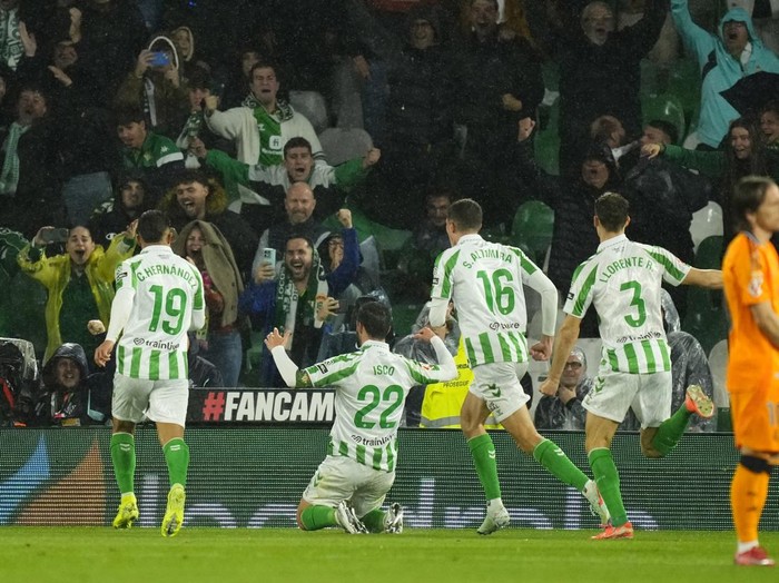 Betis' Isco, second left, celebrates with his teammates after scoring his side's second goal during a Spanish La Liga soccer match between Real Betis and Real Madrid at the Benito Villamarin stadium in Seville, Spain, Saturday, March 1, 2025. (AP Photo/Jose Breton)