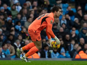 Musim Depan, Kiper Pegang Bola Kelamaan Dihukum Sepak Pojok