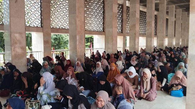 Suasana buka puasa bersama di Masjid Istiqlal pada Minggu (2/3/2025)-(Fawdi/detikcom)