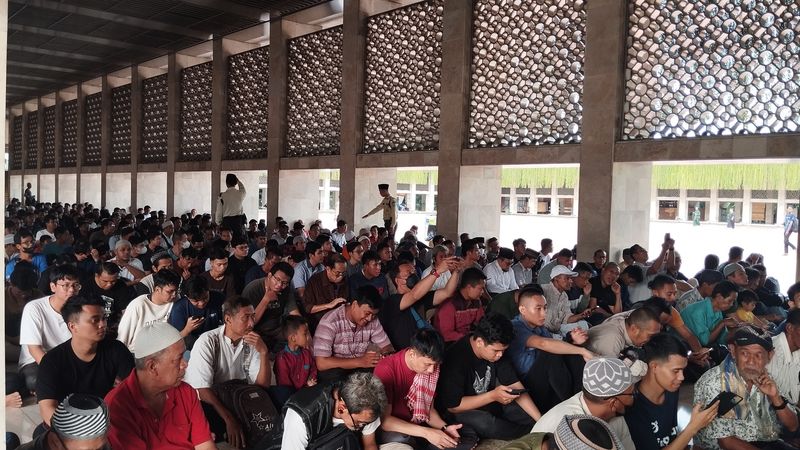 Suasana buka puasa bersama di Masjid Istiqlal pada Minggu (2/3/2025)-(Fawdi/detikcom)