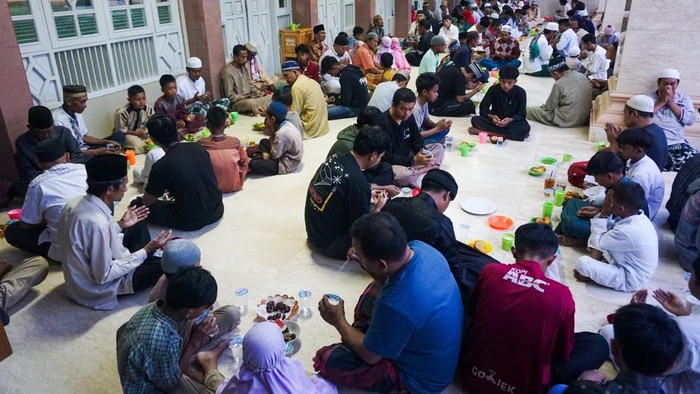 Pengurus masjid menyiapkan takjil untuk berbuka puasa bersama di Masjid Besar Al-Ula, Balikpapan, Kalimantan Timur, Minggu (2/3/2025). Pengurus masjid menyiapkan sedikitnya 300 porsi makanan dan minuman setiap harinya yang berlangsung selama bulan Ramadhan 1446 H di masjid yang berdiri sejak tahun 1890 itu. ANTARA FOTO/Aditya Nugroho/mrh/nym.