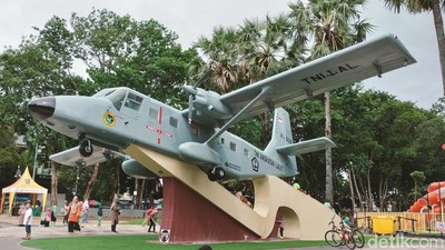 Ramai Warga Ngabuburit ke Monumen Pesawat TNI AL di Hutan Kota Tuban
