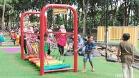 Keindahan penataan taman hutan kota dan adanya monumen pesawat membuat tak sedikit para pengunjung yang berselfi (Foto: Ainur Rofiq/detikJatim)
