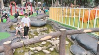 Antusias warga melihat dari dekat dan bermain di wahana rekreasi gratis yang telah disediakan sangat membludak (Foto: Ainur Rofiq/detikJatim)