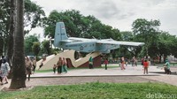 Monumen pesawat TNI AL di taman hutan Kota Tuban menjadi salah satu lokasi alternatif Ngabuburit bagi warga (Foto: Ainur Rofiq)