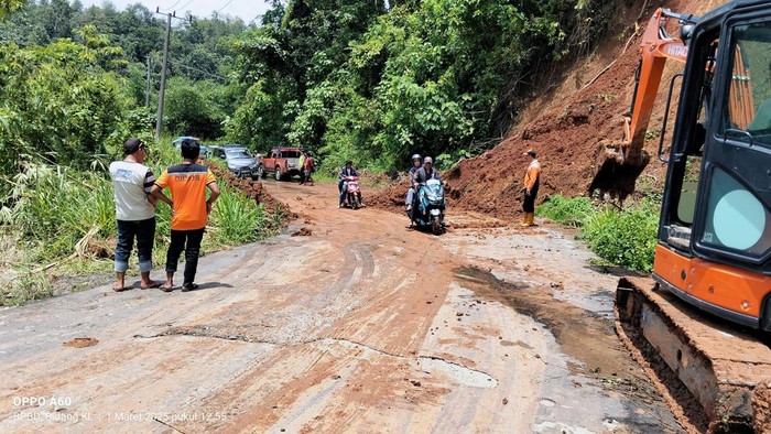 Tanah longsor terjadi di dua titik di Desa Saung Naga, OKU Selatan