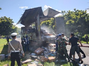 Truk Tronton Terbakar di Pelabuhan Gilimanuk