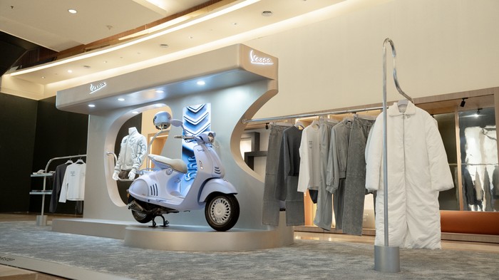 Vespa 946 Snake hadir di po-up store di Pacific Place Mall, Jakarta