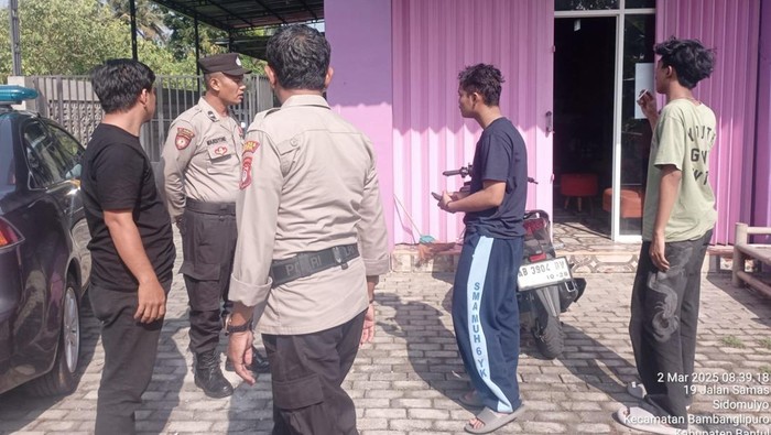 Polisi saat menyelidiki keributan yang terjadi di Jalan Samas, Bambanglipuro, Bantul. Minggu (2/3/2025).