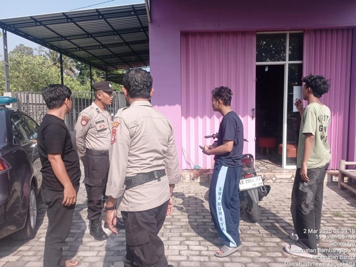 Polisi saat menyelidiki keributan yang terjadi di Jalan Samas, Bambanglipuro, Bantul. Minggu (2/3/2025).