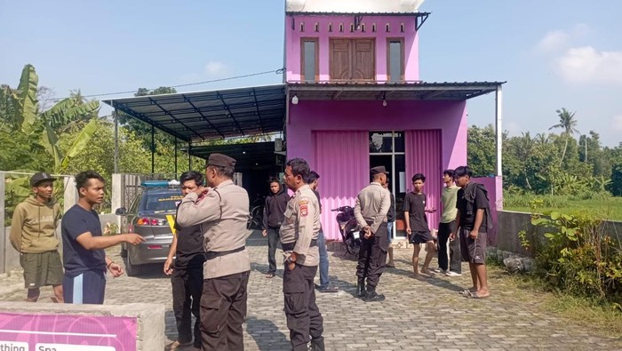Polisi saat menyelidiki keributan yang terjadi di Jalan Samas, Bambanglipuro, Bantul. Minggu (2/3/2025).