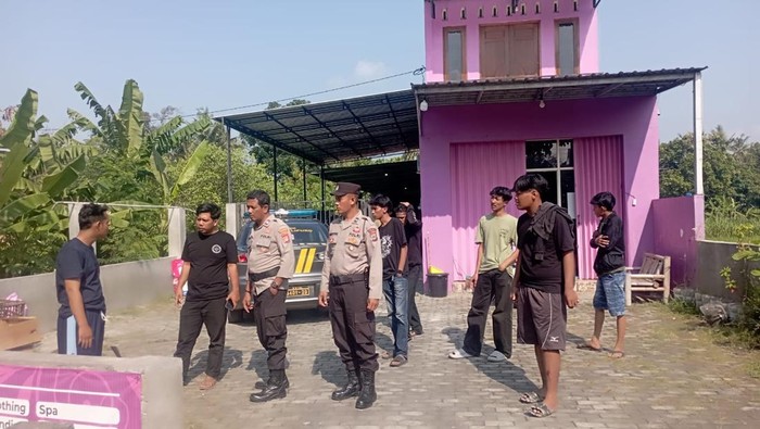 Polisi saat menyelidiki keributan yang terjadi di Jalan Samas, Bambanglipuro, Bantul. Minggu (2/3/2025).