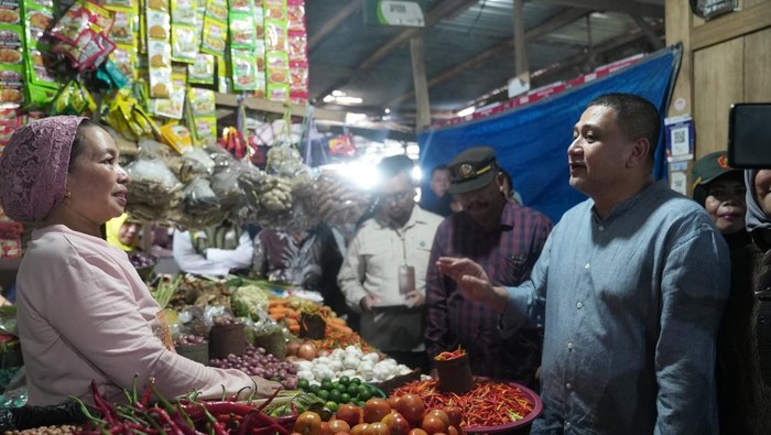 Wali Kota Makassar Munafri Arifuddin saat meninjau pasar tradisional.