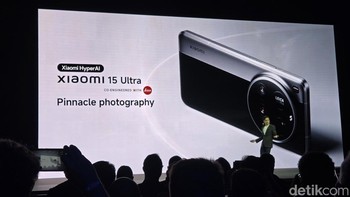 Inilah Xiaomi 15 Ultra dengan warna Silver Chrome. Bentuknya mirip kamera Leica zaman dulu, jadi ada nuansa nostalgia. Warna lainnya adalah hitam dan putih. Foto: Fitraya Ramadhanny/detikINET