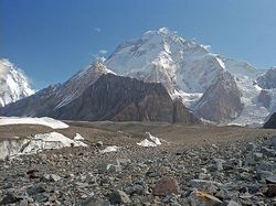 10 Gunung yang Mempesona Tapi Paling Mematikan di Dunia