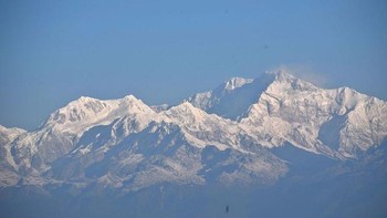 4. Gunung tertinggi ketiga dunia, Kangchenjunga di India, tingginya 8,5 kilometer di atas permuakan laut. Lebih dari 40 pendaki tewas dari 209 upaya pendakian. Foto: Wikimedia Commons